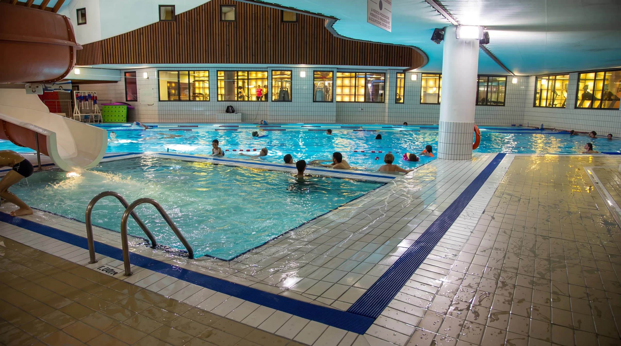 Piscine olympique du Parc Olympique de Méribel, espace aquatique intérieur avec baigneurs
