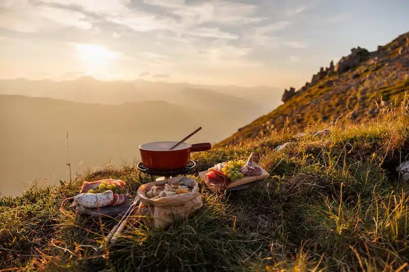 Fondue savoyarde en plein air face au lac de Tueda et au Mont Vallon