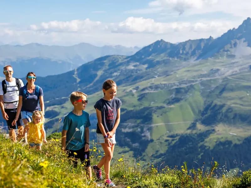 Randonnée en montagne à Méribel en été