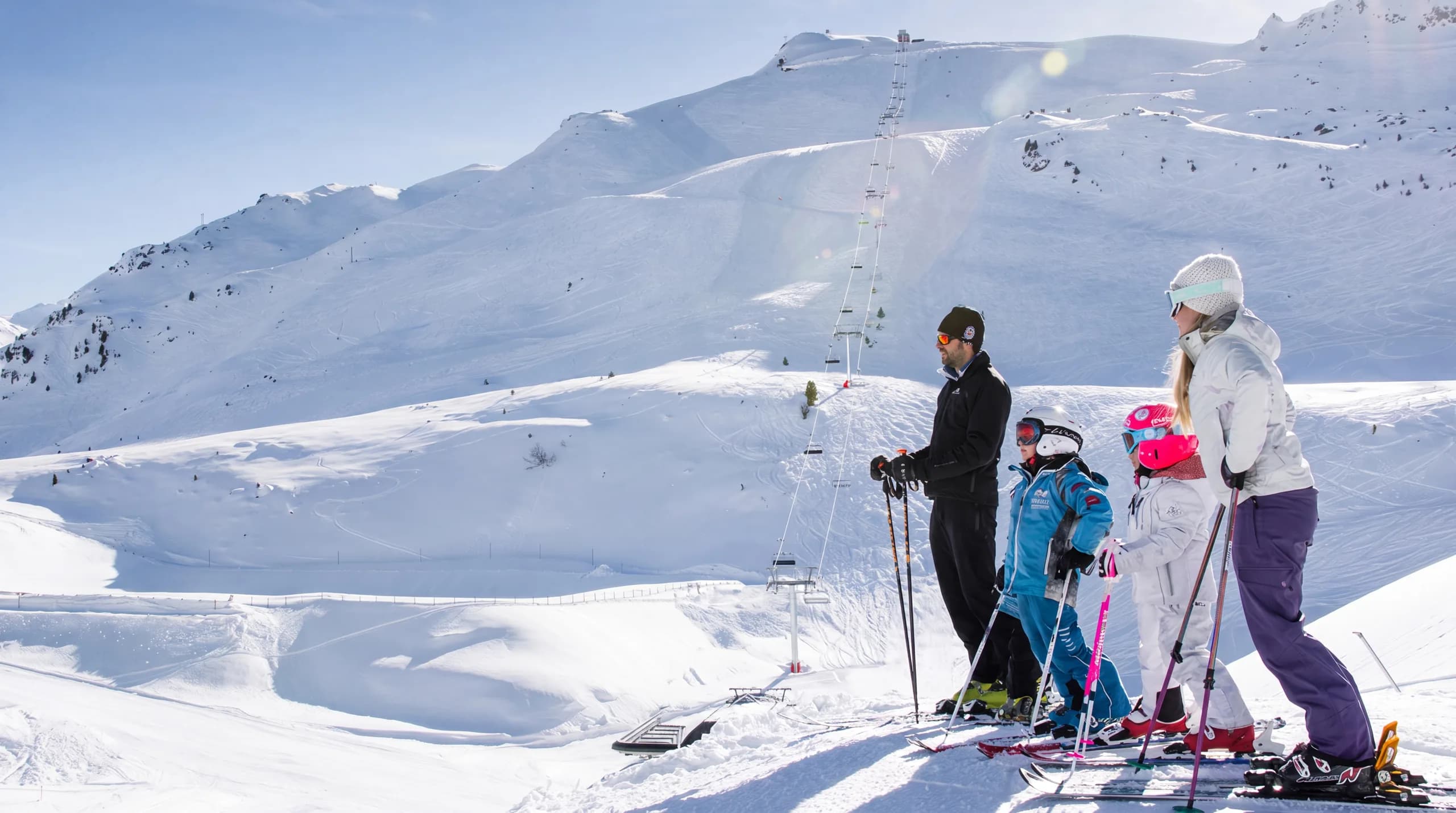 Famille skiant ensemble sur les pistes enneigées du domaine familial de Méribel