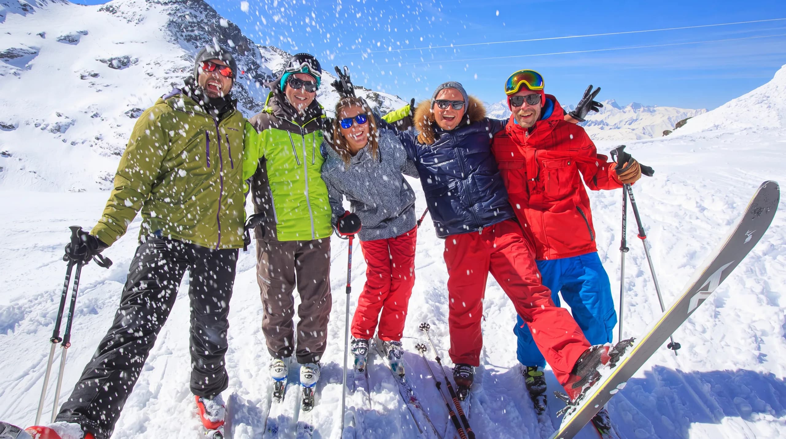 Groupe d'adultes en cours collectif avec moniteur de ski sur une piste de Méribel