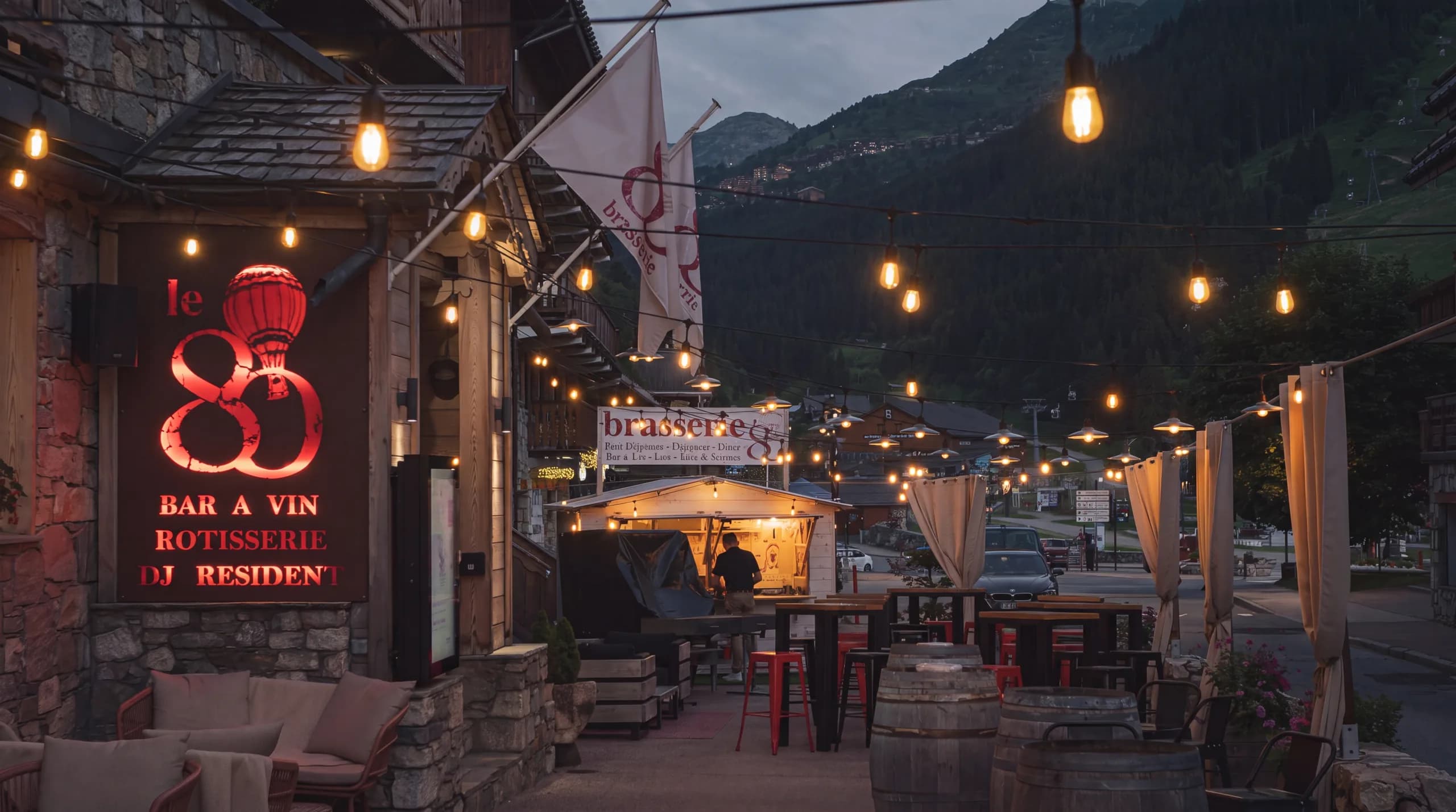 Terrasse ensoleillée d'un restaurant de station à Méribel, skieurs attablés en fin d'après-midi
