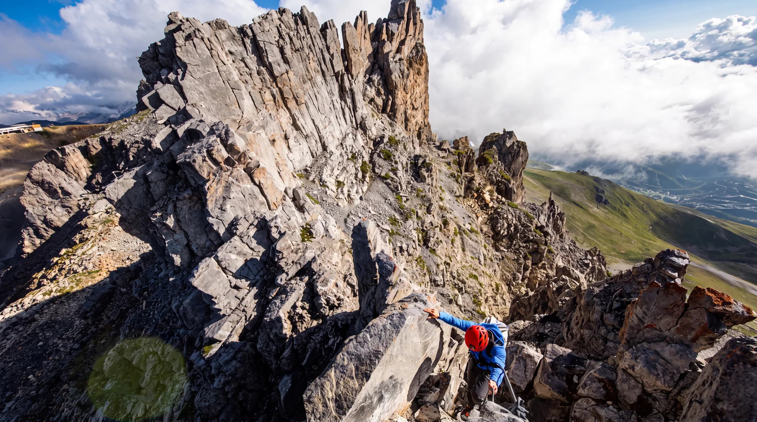 Vue plongeante depuis un site de grimpe au-dessus de la vallée de Méribel en été