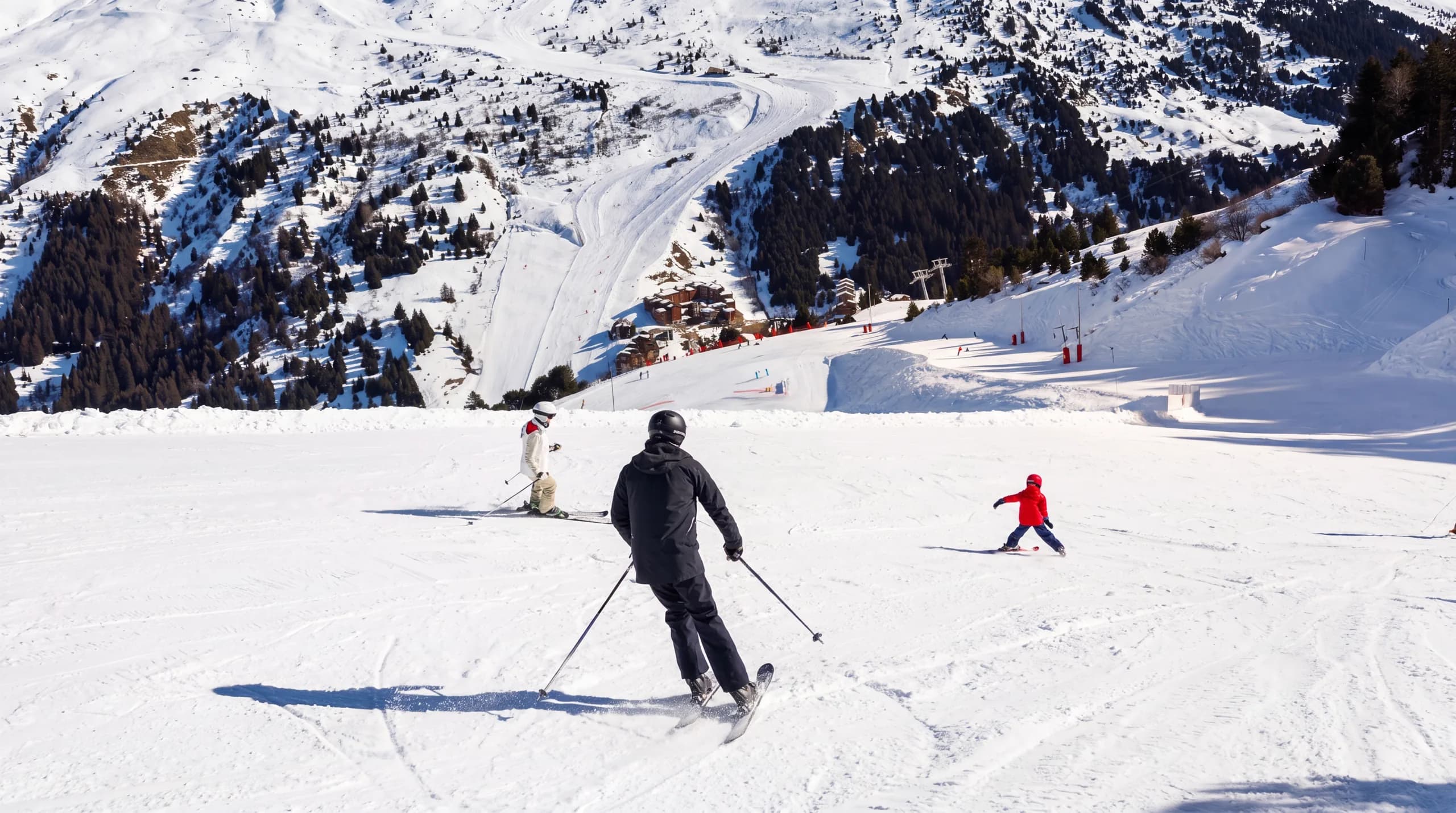 Famille profitant des bons plans de séjour depuis Brides-les-Bains vers Méribel