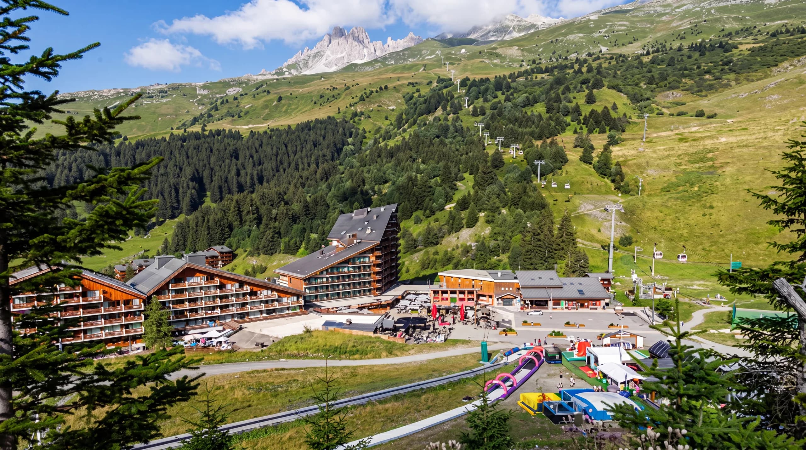 Vue aérienne de Méribel-Mottaret sous la neige avec le Mont Vallon en arrière-plan