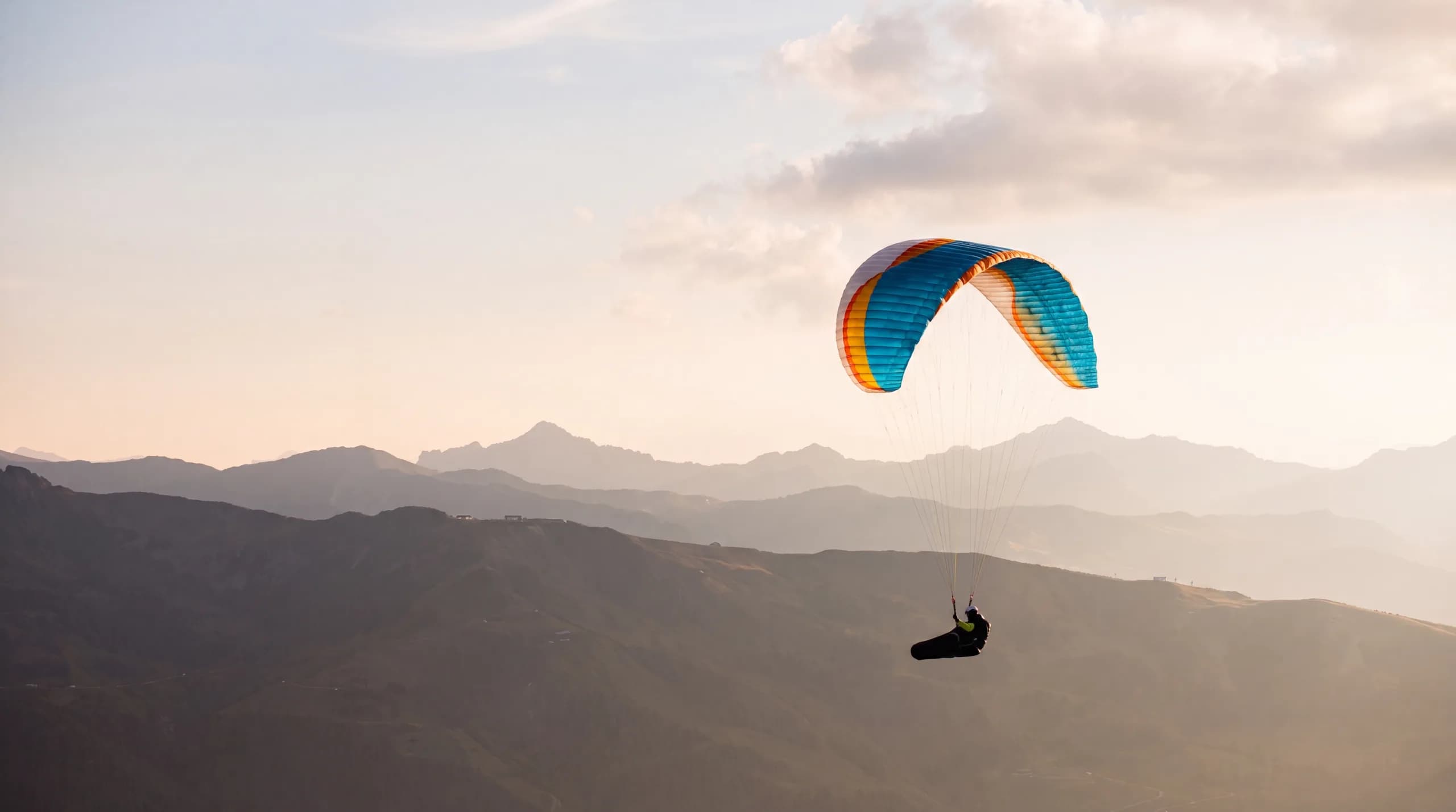 Vol parapente biplace au-dessus des alpages verdoyants de Méribel en été