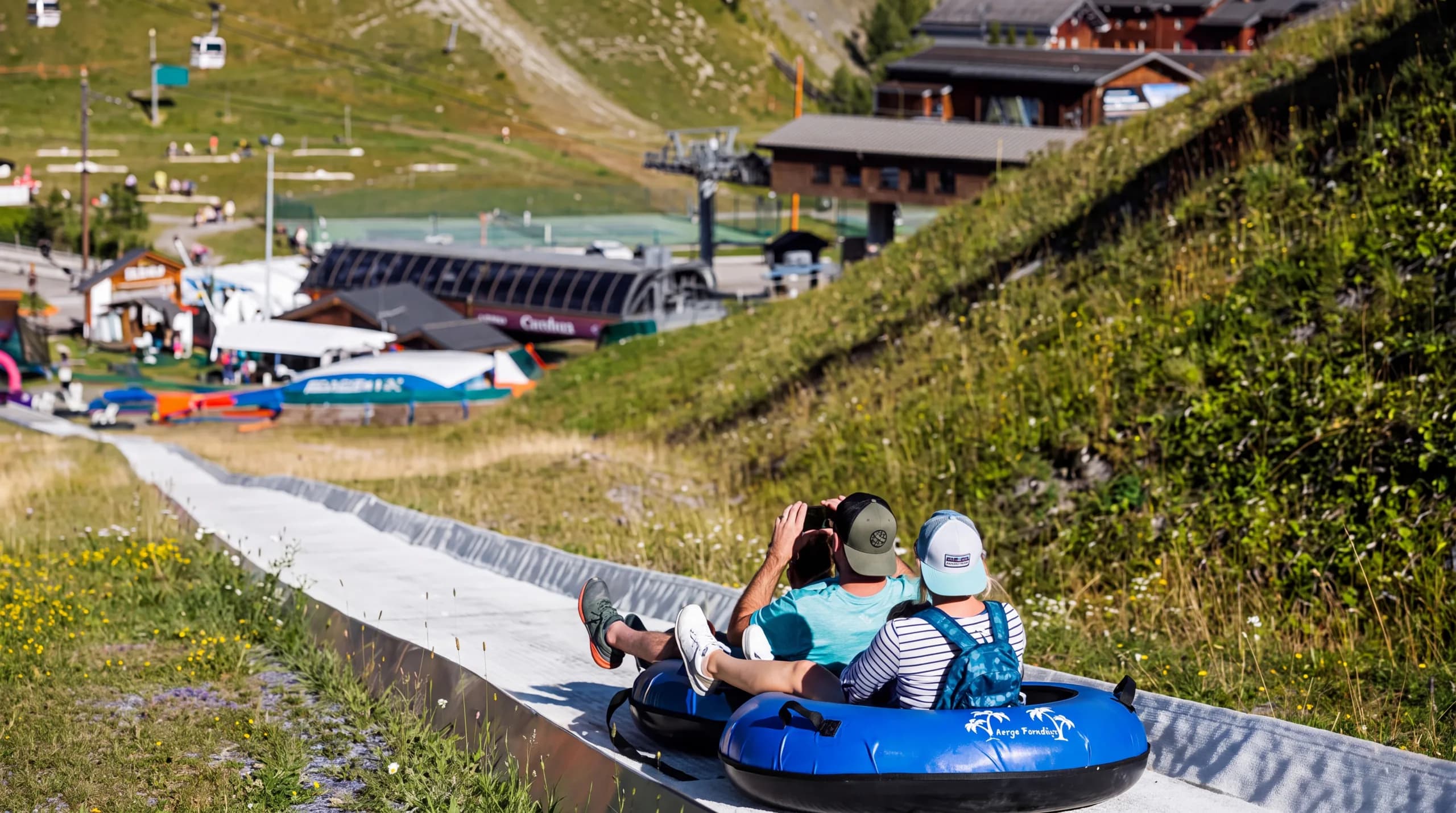 Descente en bouée dans la vallée thermale de Brides-les-Bains