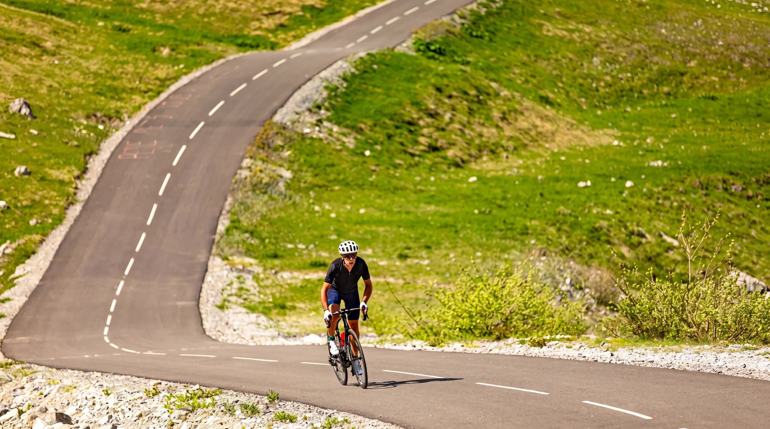 Route de montagne depuis Le Raffort vers les sommets en été
