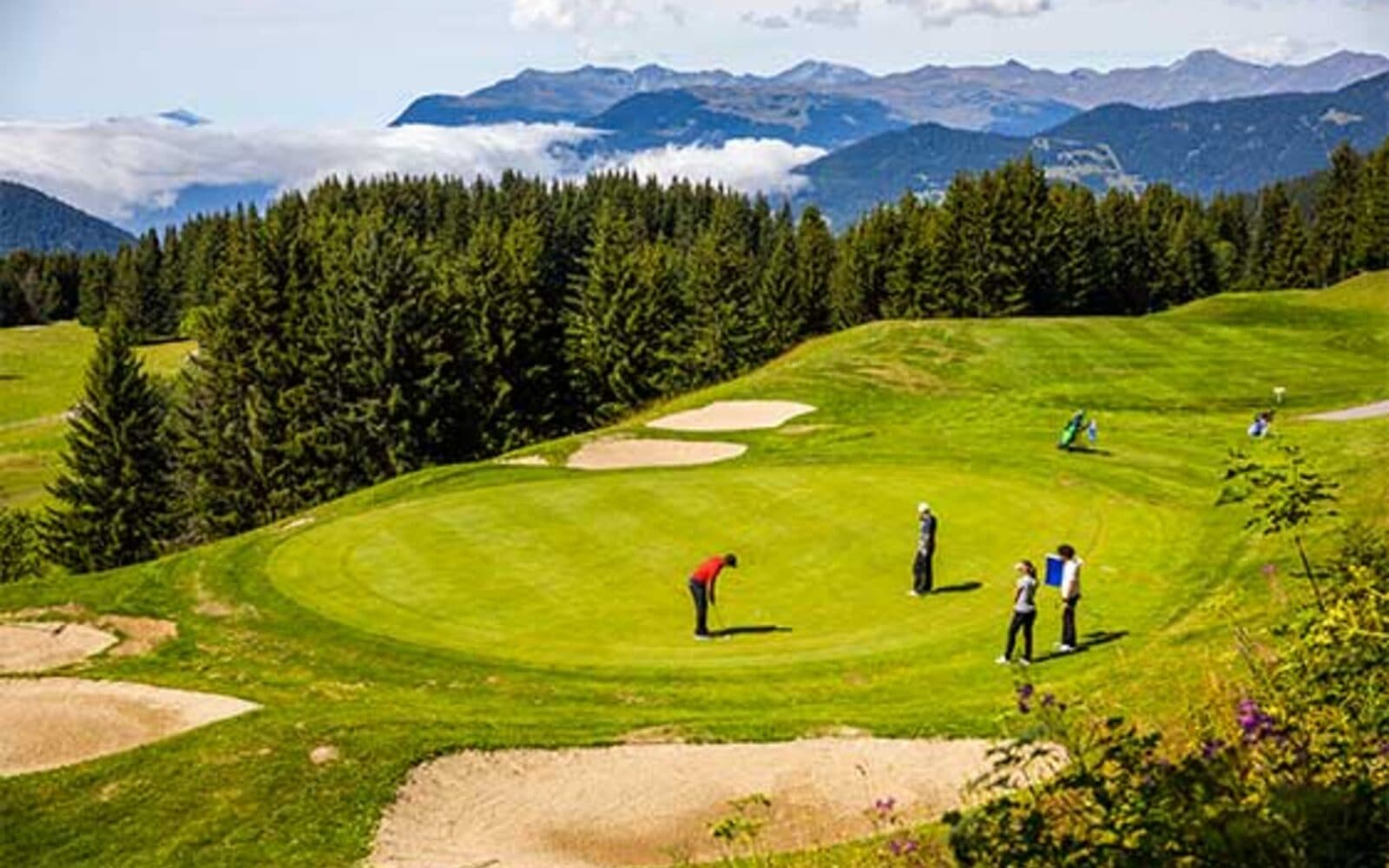 Fairway du golf 18 trous de Méribel en été avec vue sur les montagnes des 3 Vallées