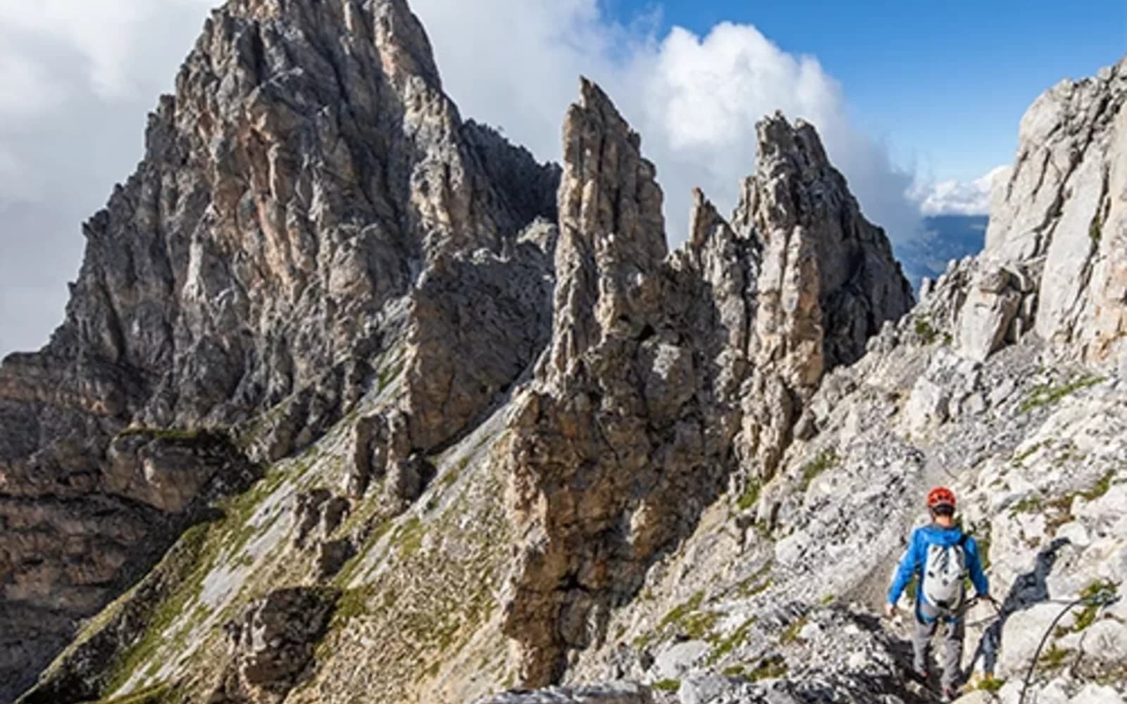 Vue sur la via ferrata de la Saulire-Burgin au-dessus de la vallée de Méribel en été