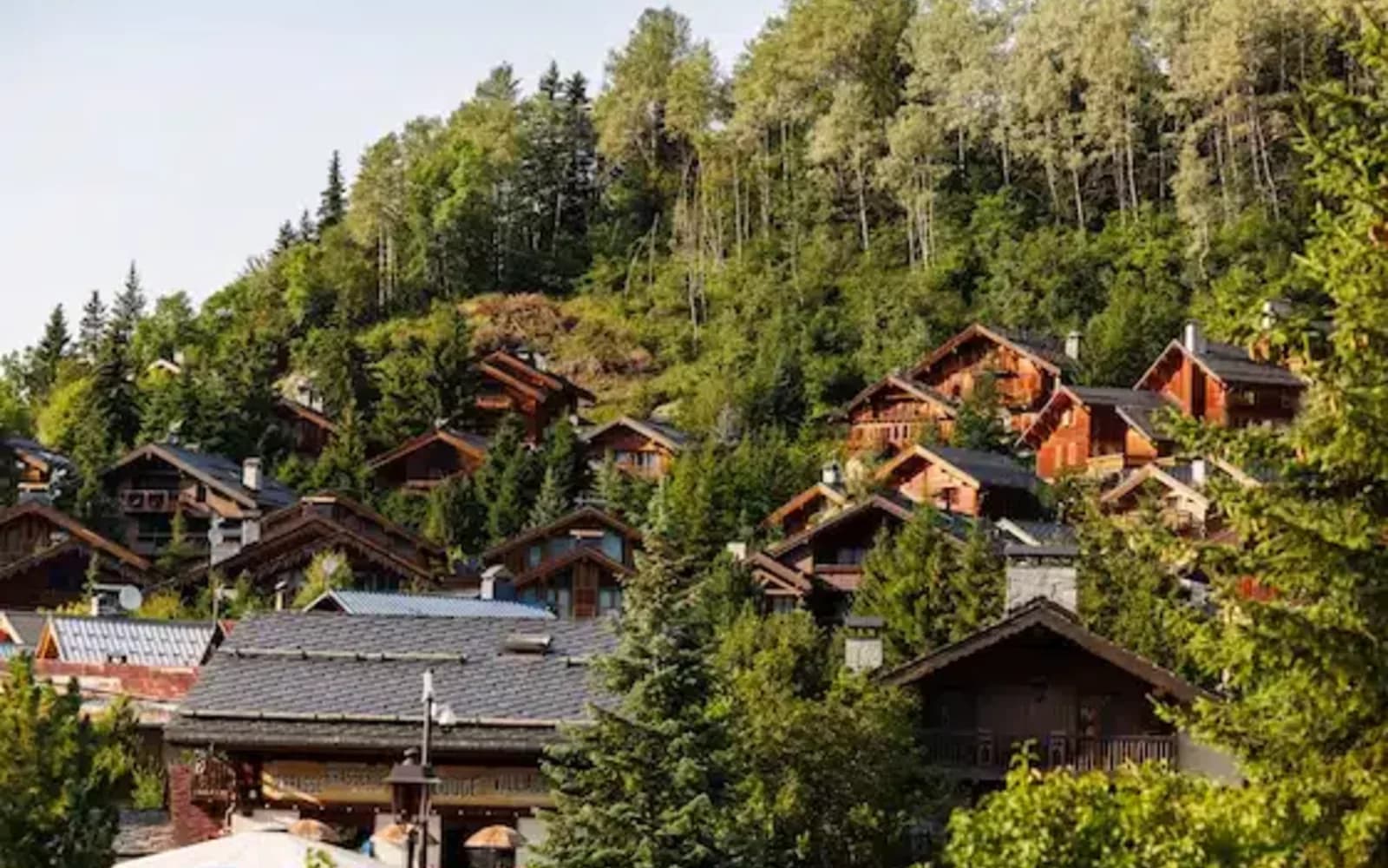 Hameau de chalets en bois et pierre de Méribel-Village sous la neige