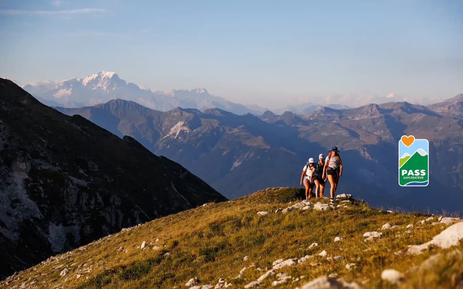 Randonneur en altitude sur les crêtes de Méribel avec le Pass Explorateur