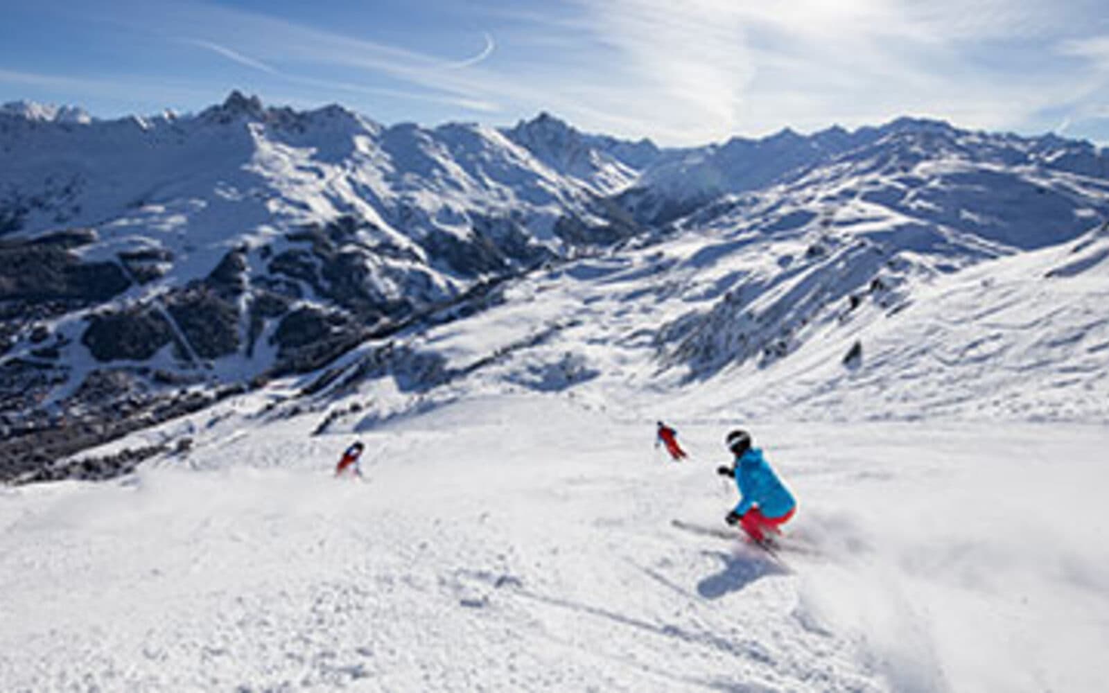 Piste de Méribel baignée de soleil en fin de saison hivernale