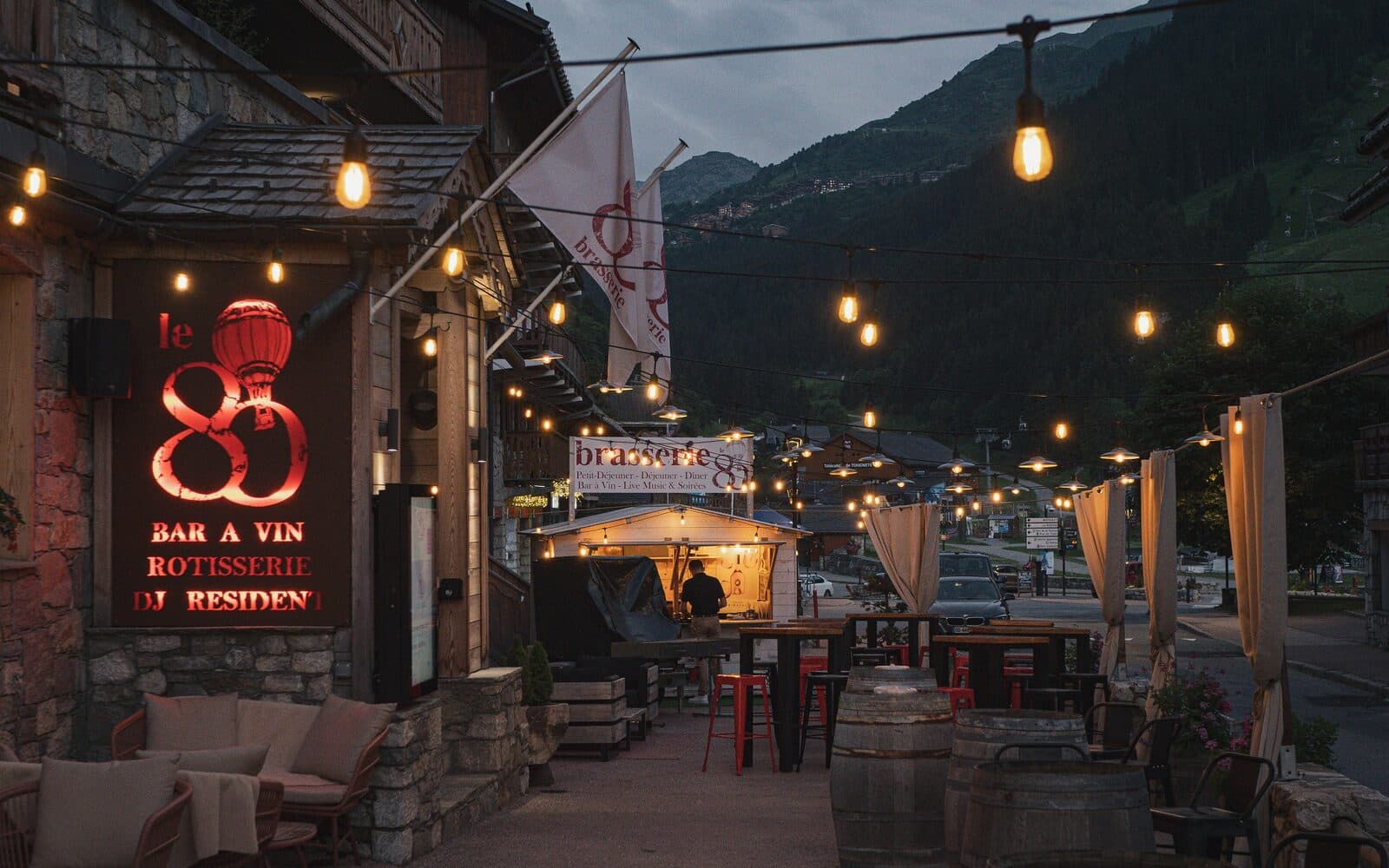 Terrasse ensoleillée d'un restaurant de station à Méribel, skieurs attablés en fin d'après-midi