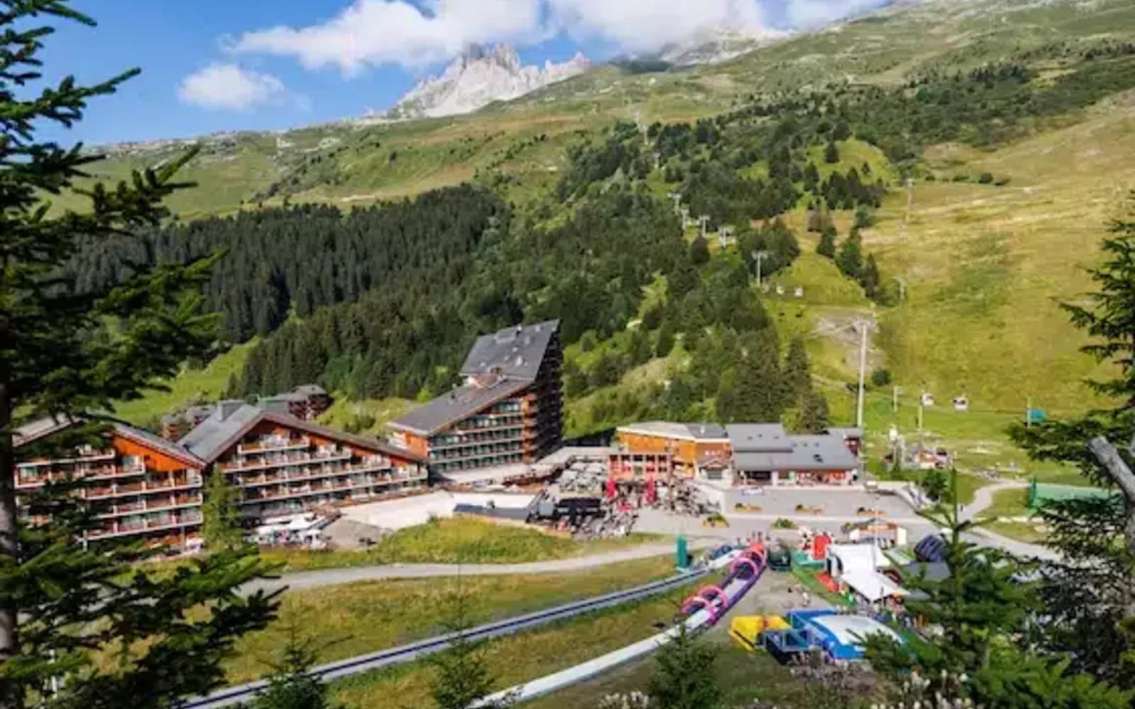 Vue aérienne de Méribel-Mottaret sous la neige avec le Mont Vallon en arrière-plan