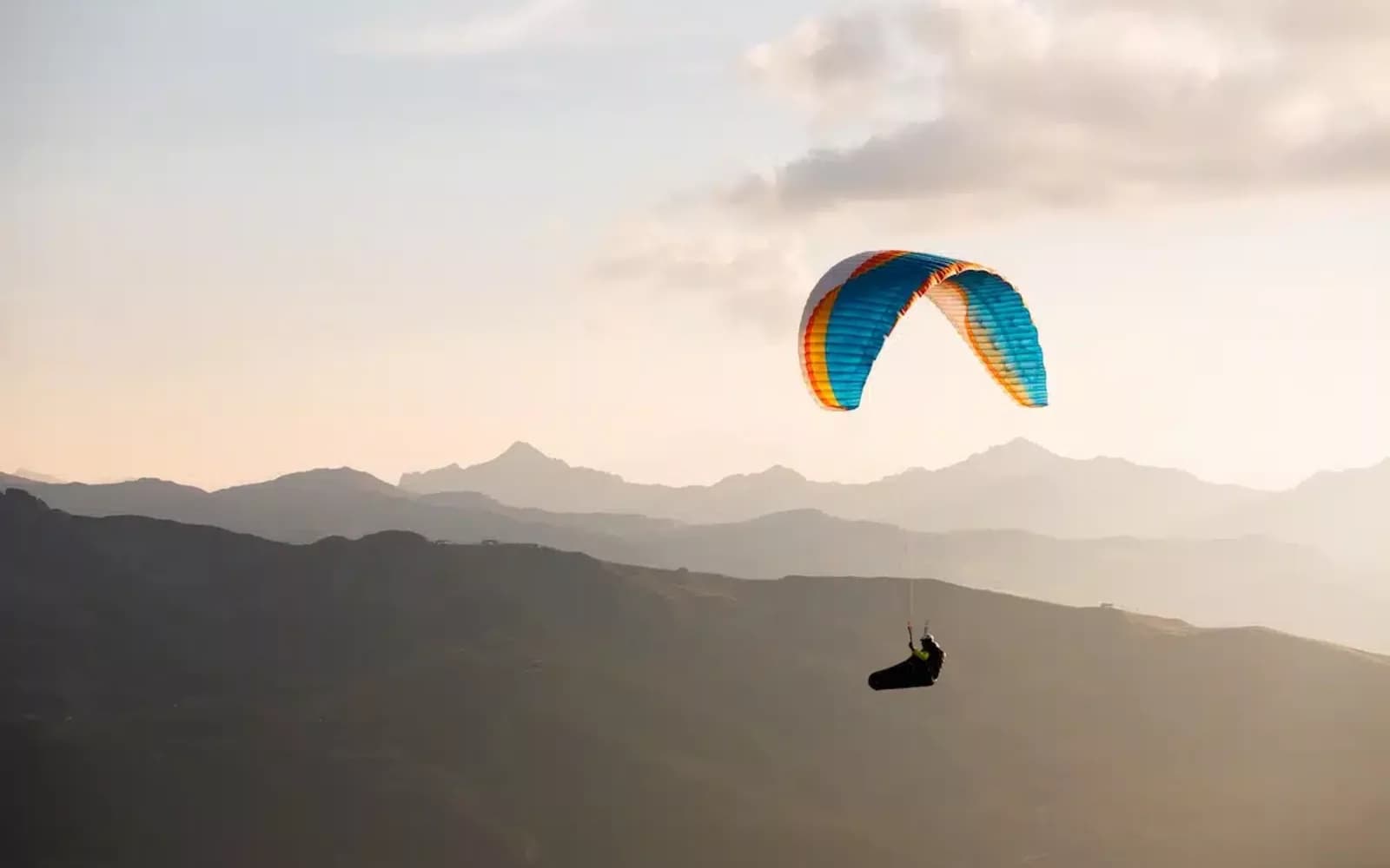 Vol parapente biplace au-dessus des alpages verdoyants de Méribel en été