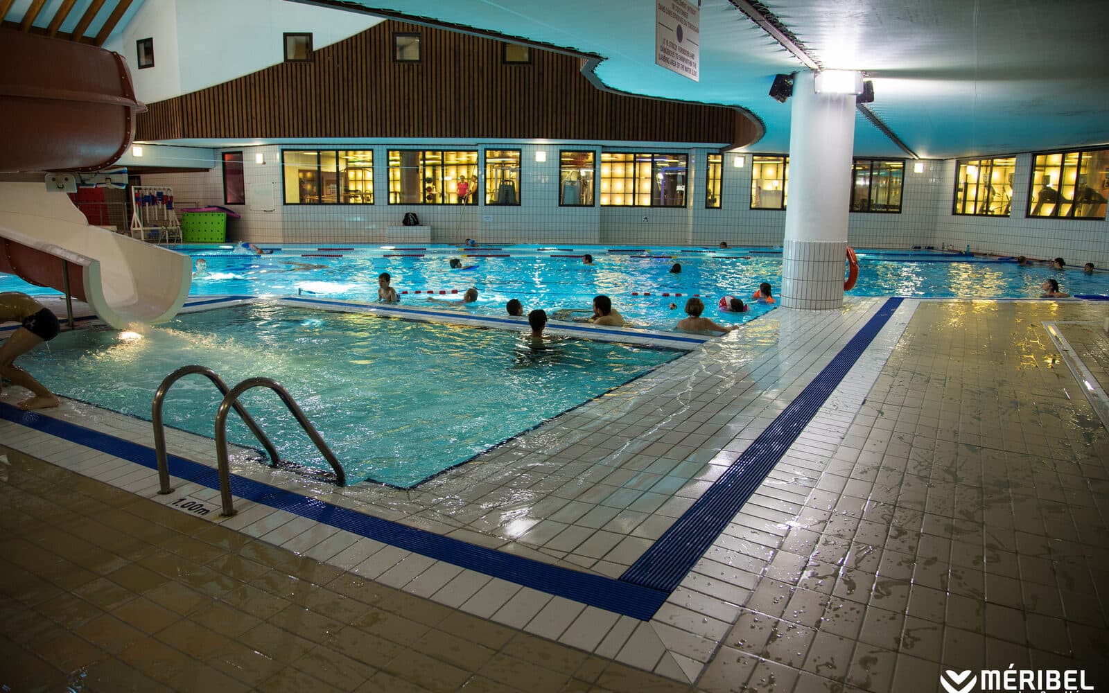 Piscine olympique du Parc Olympique de Méribel, espace aquatique intérieur avec baigneurs