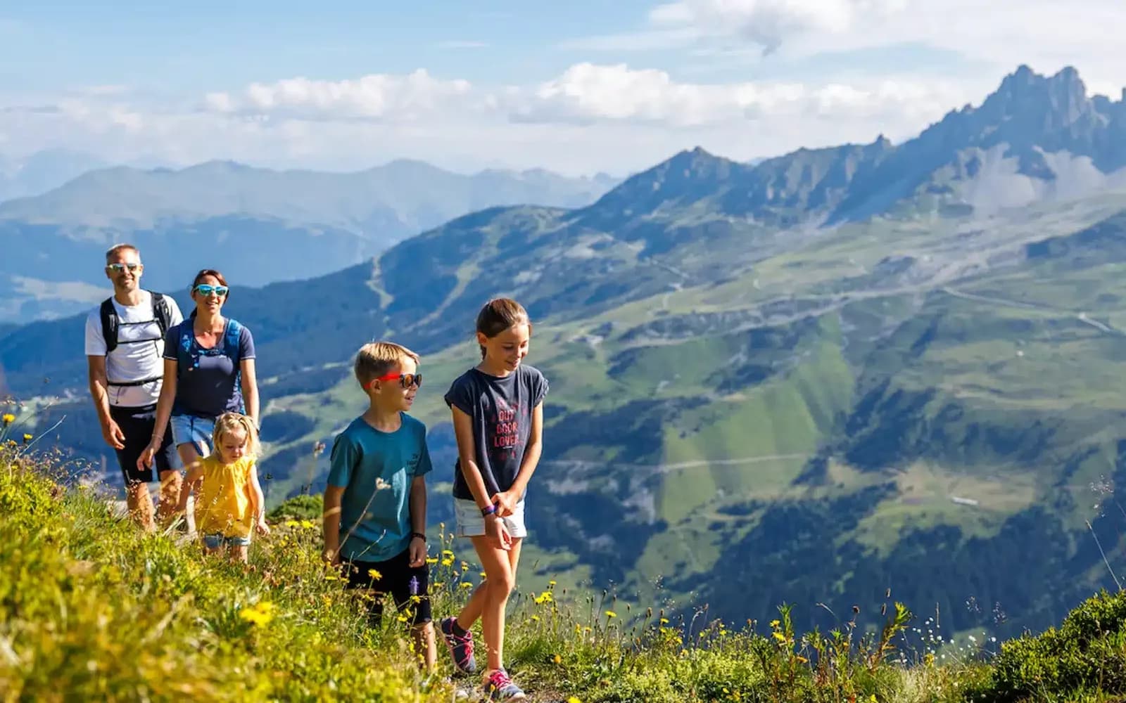 Sentier de randonnée vers le lac de Tueda dans la réserve naturelle de Méribel-Mottaret en été
